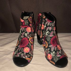 Crown Vintage embroidered peep toe bootie 9.5 US